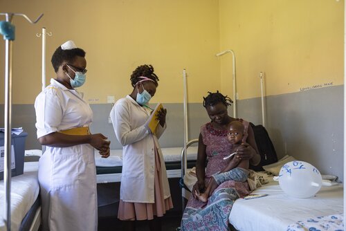 Des agents de santé du service de nutrition de l'hôpital régional de référence de Soroti, en Ouganda, examinent une mère et son enfant.