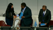 Kristina Almazidou, représentante du Conseil de la jeunesse de l'OMS, serre la main du Dr Tedros, directeur général de l'OMS, et de M. Chungong, secrétaire général de l'UIP, après leur avoir remis une lettre officielle appelant à une action dans le domaine de la santé.