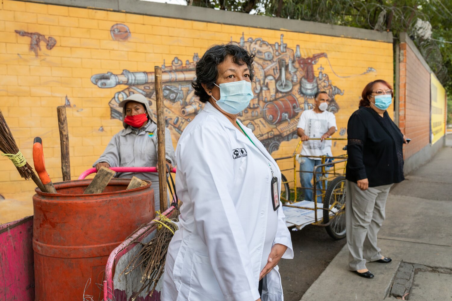 Photo d'un groupe de travailleurs de la santé et des soins portant des masques et regardant hors champ